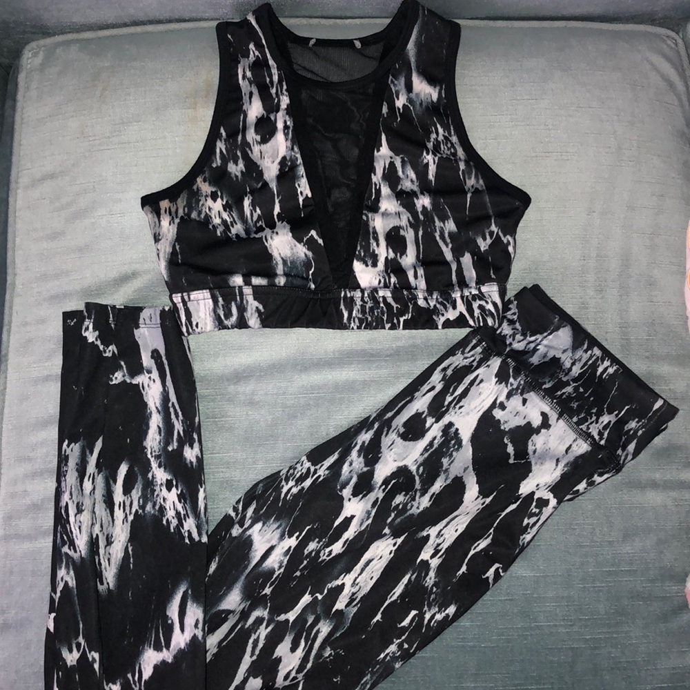❌SOLD❌ 
S Marble Sports Bra & Leggings Set